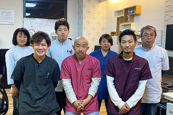 スタッフの集合写真